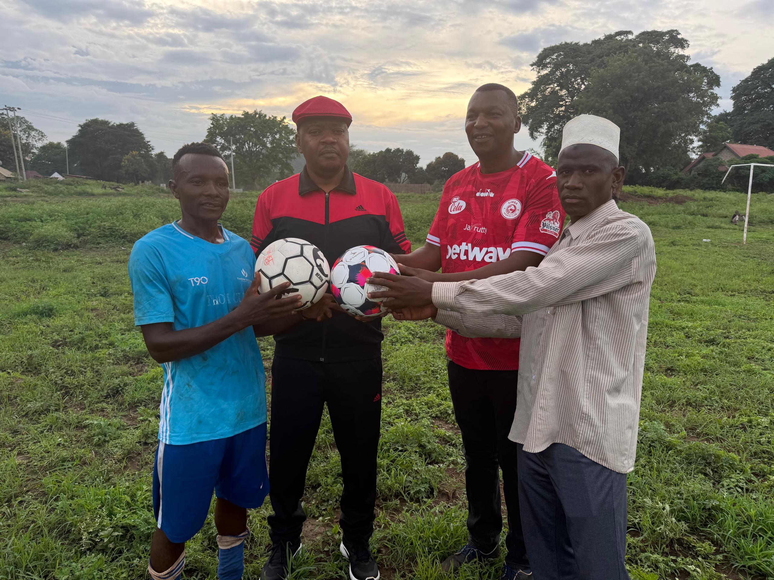 MKURUGENZI ARUSHA DC AKABIDHI VIFAA VYA MICHEZO
